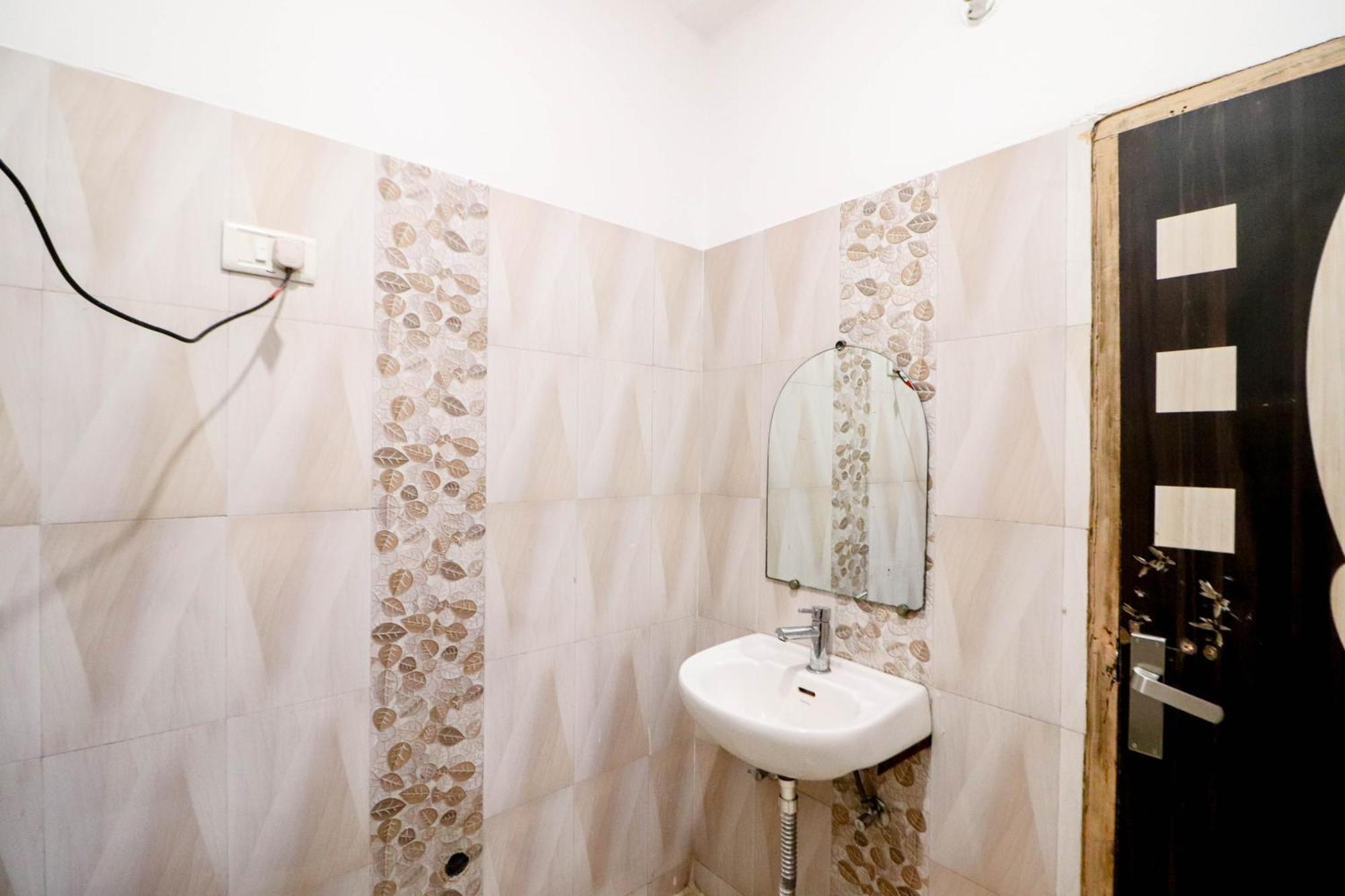 Hotel Vvs Near Delhi Airport Ню Делхи Екстериор снимка