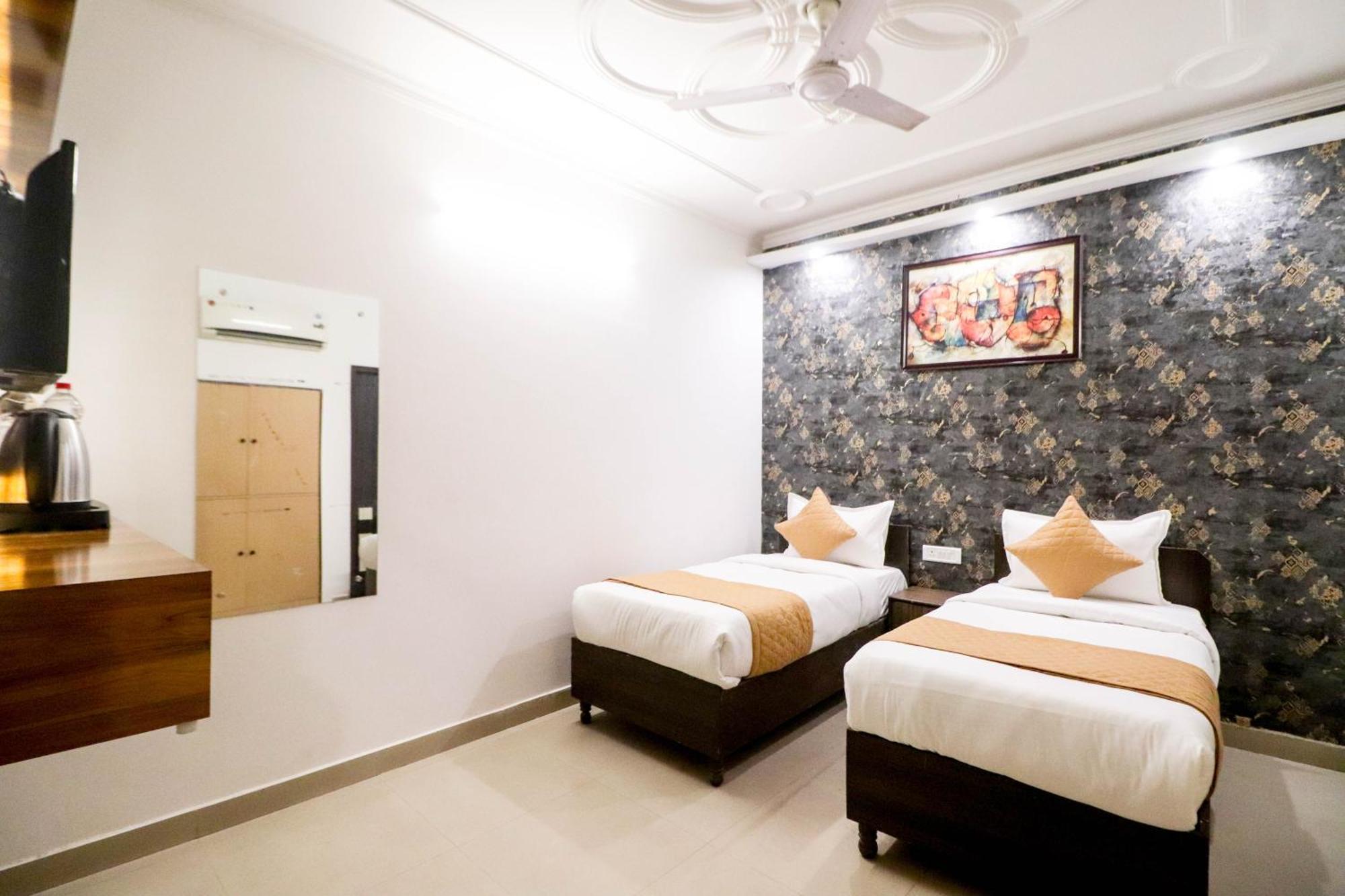 Hotel Vvs Near Delhi Airport Ню Делхи Екстериор снимка