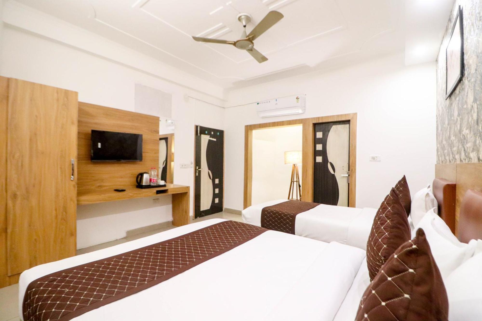 Hotel Vvs Near Delhi Airport Ню Делхи Екстериор снимка