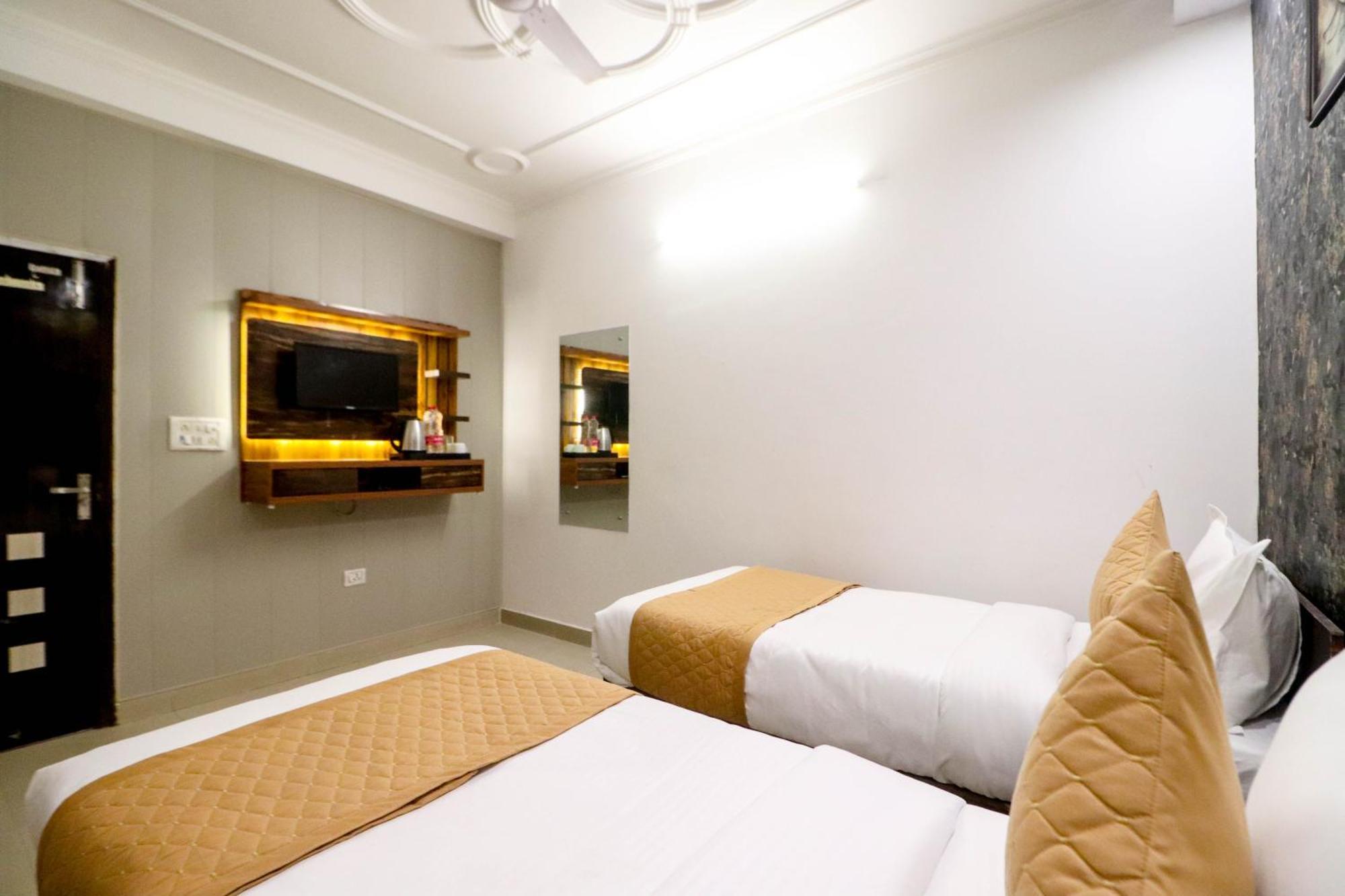 Hotel Vvs Near Delhi Airport Ню Делхи Екстериор снимка