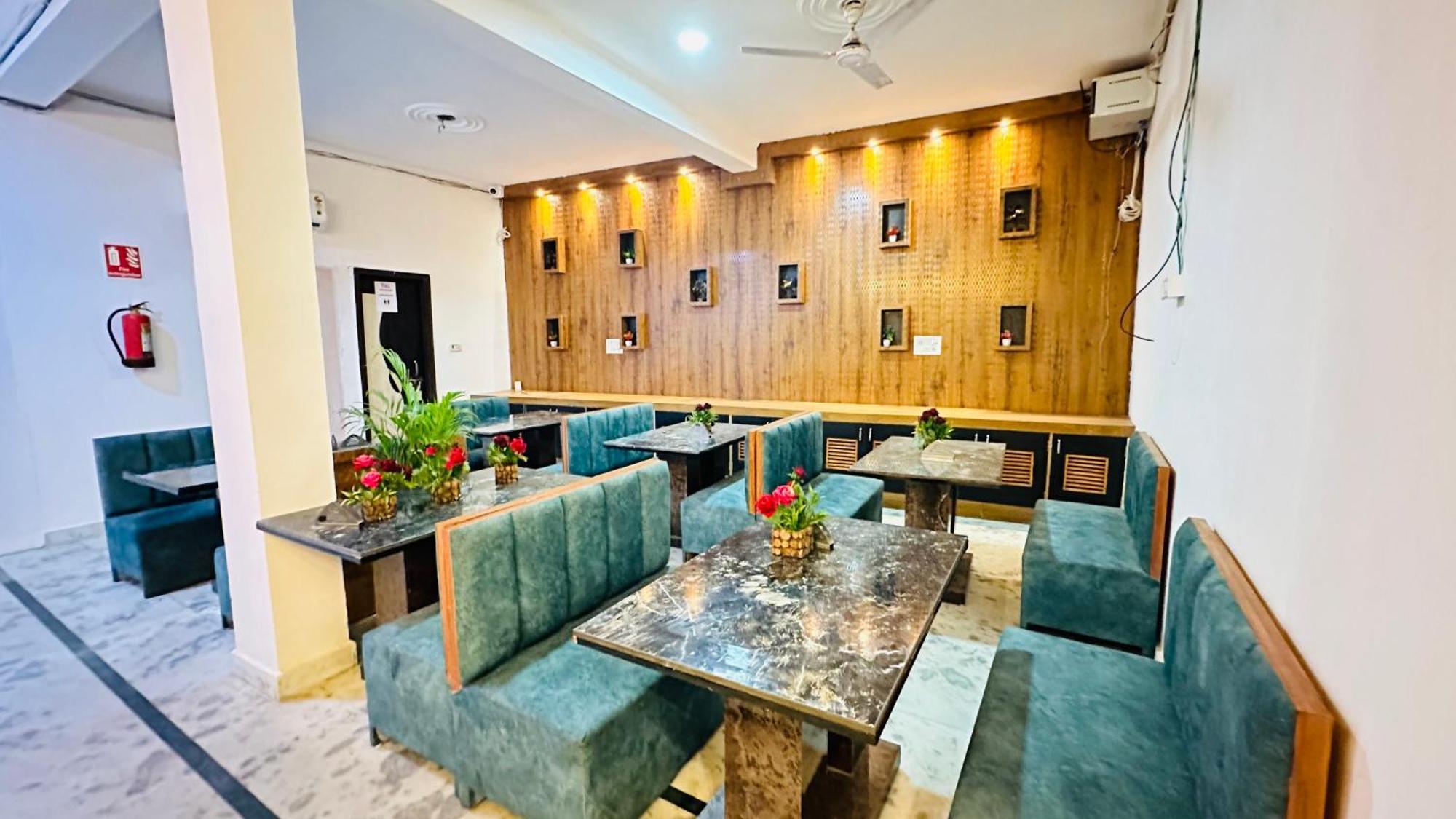 Hotel Vvs Near Delhi Airport Ню Делхи Екстериор снимка