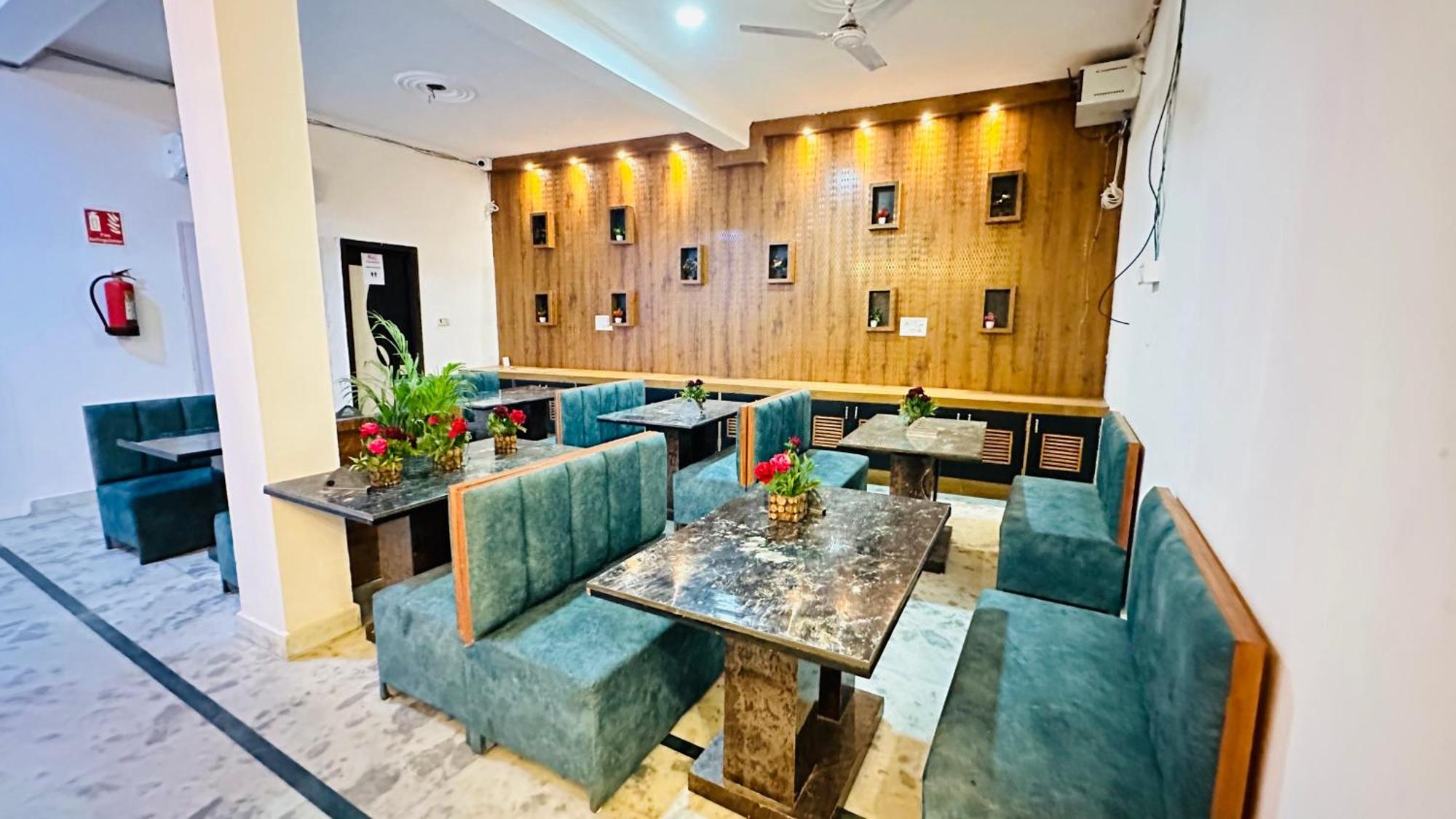 Hotel Vvs Near Delhi Airport Ню Делхи Екстериор снимка